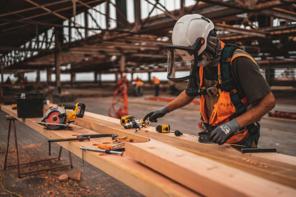 Handwerker beim Bearbeiten von Holz